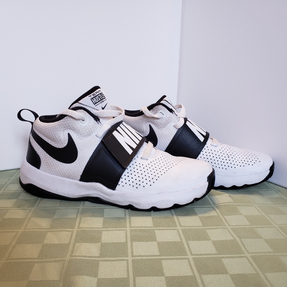 Nike Kids Team Hustle D8 Basketball Sneakers